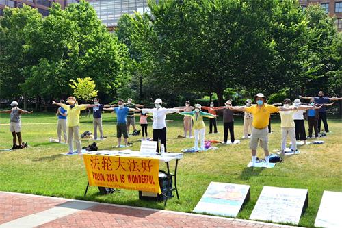 '圖1：二零二零年六月二十七日，美國大費城地區法輪功學員，在中共病毒（武漢肺炎）疫情爆發後再度在美國國家獨立歷史公園的費城自由鐘廣場集體煉功。'