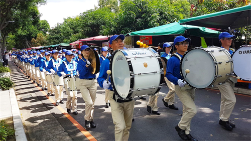 '圖1：天國樂團踩街活動吸引了眾多遊客，民眾紛紛拿起相機爭相拍照。'