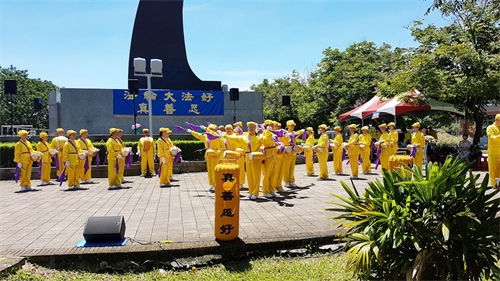 '圖2：腰鼓隊精湛活潑的表演。'