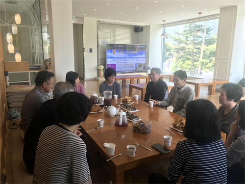 圖2：四月上午九講班結束時，新學員坐下來在交流參加九講班各自學法煉功的心得。