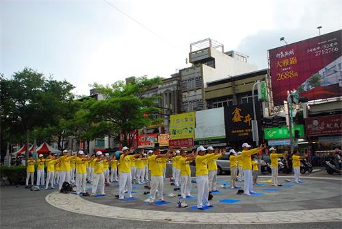 '圖1～2：法輪功學員演煉五套功法。'