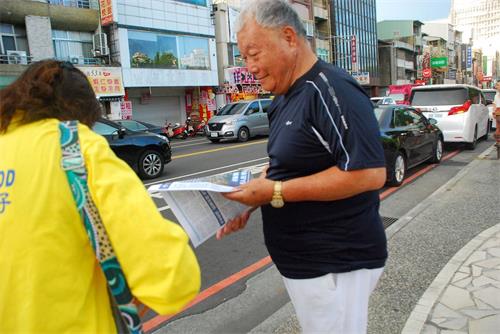 '圖5～7：學員發放真相資料。'