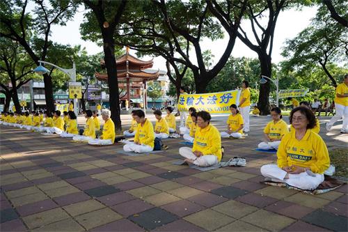 '圖4～5：屏東法輪功學員展示祥和、舒緩的五套功法'