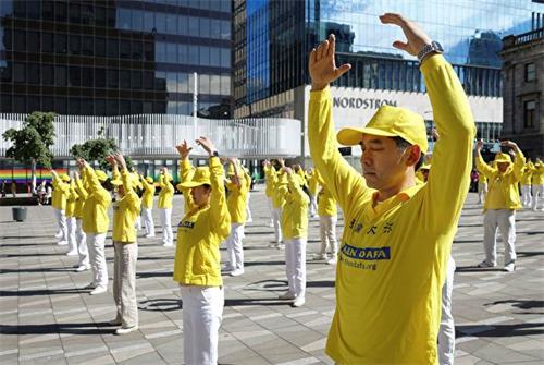 '圖1～3：二零二零年七月十二日，溫哥華法輪功學員在市中心藝術館前廣場，舉辦大型煉功，紀念法輪功和平反迫害二十一週年。'