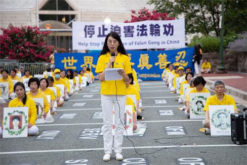 '圖7：美國馬裏蘭州一所公立小學的教師王璽在集會上講述了自己在幼年就經歷迫害。'