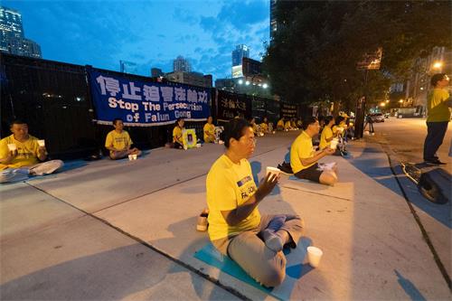 '圖5：法輪功學員楊志芳（前）一家在中國遭受了殘酷迫害。'