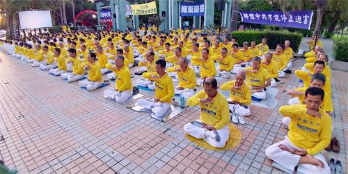 '圖2：法輪功學員向路過民眾展示的五套功法。'