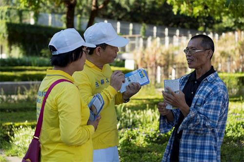 '圖3～4：都會公園不少過往民眾駐足了解真相、想要學功。'