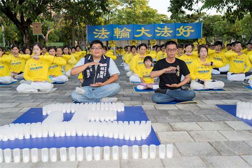 '圖6：前鳳山市市長、立法委員許智傑和他的特助在現場學功，跟大家一起煉第五套功法。'