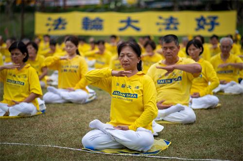 '圖1～6：二零二零年七月十九日，法輪功學員於桃園市風禾公園草坪上集體煉功，展示祥和的功法。'