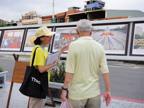 '圖8～11：駐足於展板前面的民眾，詳細了解法輪功真相。'