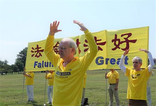 '圖9：二零二零年七月十九日，羅伯特﹒斯坦納森（Robert Stenerson）在華盛頓紀念碑前煉功。'