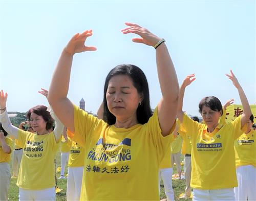 '圖11：美國政府雇員崔愛東過去二十一年來每年都參加在華盛頓舉行的反迫害活動。'