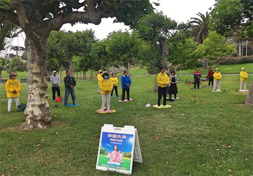 圖5：二零二零年七月十八日，部份舊金山法輪功學員在金門公園集體煉功，傳播法輪功的真相。