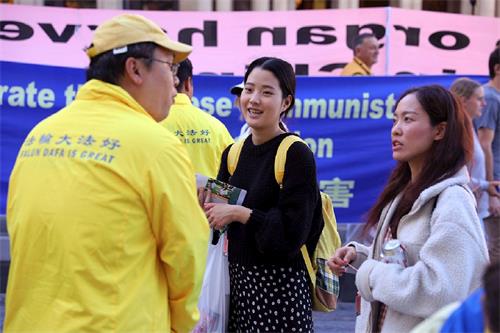 '圖11：韓國留學生樸女士和金女士震驚於中共對法輪功的迫害之殘忍'