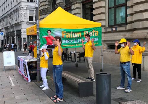 '圖2：法輪功學員在德國東部名城萊比錫（Leipzig）市中心步行街展示功法。'