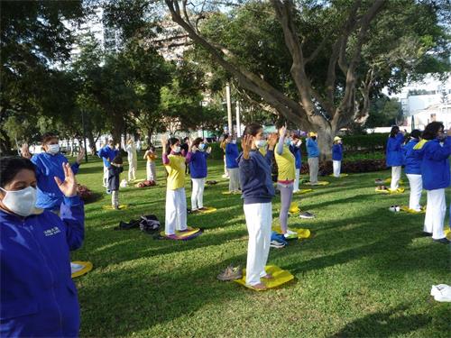 '圖1～3：法輪功學員在秘魯利馬中使館前的公園內舉辦活動，抗議中共迫害。'