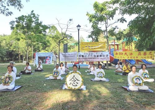 '圖4：法輪功學員靜坐，悼念被中共迫害的同修。'