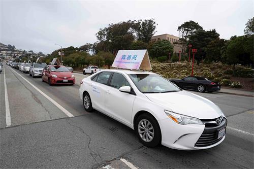 '圖1：法輪功學員的車隊從舊金山市立大學出發'