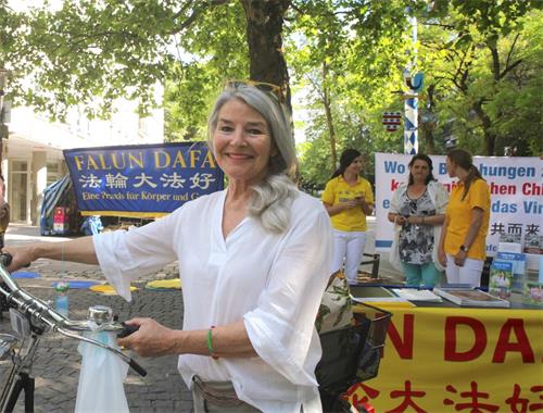 '圖2：戲劇演員莊森女士（Carola Johnson）感受到法輪功學員煉功場強大的能量。'