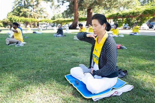 '圖1～2：法輪功學員在公園煉功'