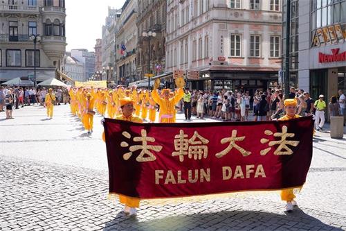 '圖五：腰鼓隊神采奕奕，鼓聲陣陣，引來不少行人。'