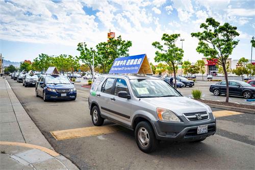 '圖1～2：真相車隊浩浩蕩蕩的經過購物中心'