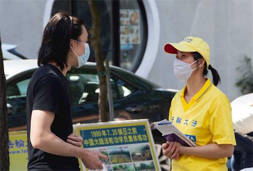 '圖11：這位年輕人（左）正在跟學員攀談，了解真相。'