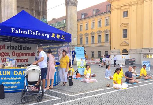 '圖3：二零二零年八月十一日，法輪功學員在慕尼黑奧迪安廣場（Odeonsplatz）舉辦信息日活動。'