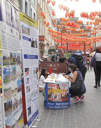 '圖1～6：二零二零年八月十六日，英國法輪功學員又來到倫敦唐人街煉功、發放真相資料、講真相、徵簽反迫害。民眾駐足了解真相，簽名支持法輪功反迫害'