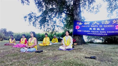 '圖1～2：芬蘭法輪功學員在公園集體煉功。'