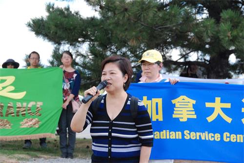 '圖11：港加聯主席馮玉蘭在集會上發言'