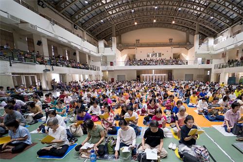 '圖1：二零二零年九月二十七日，台灣南部地區部份法輪功學員，在高雄市福誠高中活動中心大組學法交流，大家比學比修，互勉精進。'