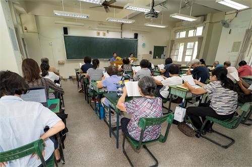 '圖2～3：上午分成三十四個小組學法，朗朗的讀書聲和學員間熱烈交流提高心性的實修經驗。'