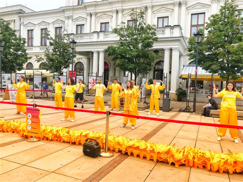 '圖6～8：法輪功學員向民眾展示五套功法'