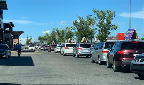 '圖7：車隊浩浩蕩蕩地經過華人購物超市老大統華'