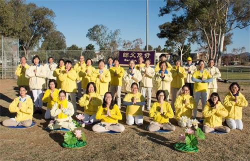 '圖1～2：在二零二一年新年來臨之際，聖地亞哥部份法輪大法弟子在米拉梅薩煉功點向師父恭祝新年。'