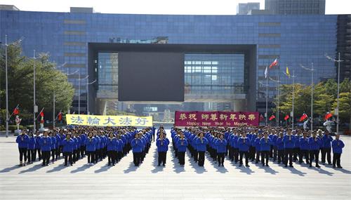 '圖1：二零二一年元旦，台中學員懷著最崇高的敬意，向法輪功創始人李洪志先生拜年。雙手合十齊聲說：「恭祝師父新年快樂！法輪大法好！真善忍好！」感謝師尊慈悲救度，敬謝師恩。'