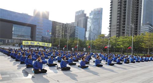 '圖2～4：二零二一年一月一日，大台中地區的法輪功學員在市政府廣場上集體煉功。悠揚煉功樂聲響起，學員展示五套功法緩、慢、圓的整齊動作，殊勝祥和的壯觀場面，吸引過往行人的目光。'