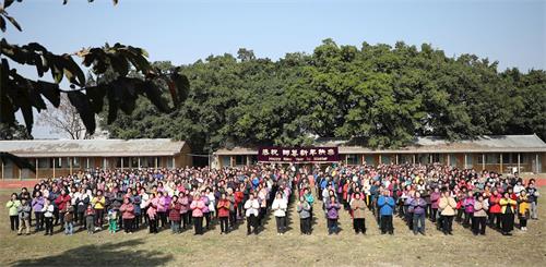 '圖1：二零二一年一月十七日來自台灣台中、彰化、雲林、嘉義等地的法輪功學員，懷著崇高感謝之意向尊敬的法輪功創始人李洪志師父拜早年。「恭祝師父新年快樂！敬謝師恩！」'