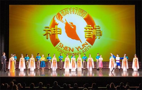 '圖2：二零二一年十月九日，神韻新紀元藝術團在堪薩斯城考夫曼表演藝術中心的演出，在觀眾熱烈的掌聲中圓滿落幕。'