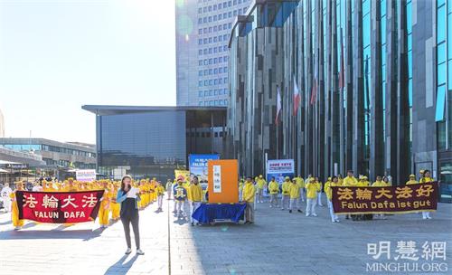 '圖1：二零二一年十月九日中午，法輪功學員在奧古斯圖斯廣場（Augustusplatz）舉行集會。'