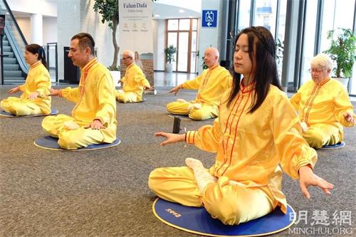 '圖1～3：二零二一年九月二十三日至二十六日，第三十六屆瑞典哥德堡書展期間，每天下午，當地法輪功學員應邀展示法輪功五套功法。'