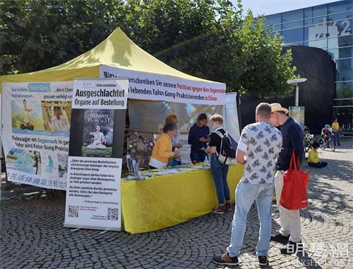 '圖7：在腓特烈港（Friedrichshafen）的法輪功信息日'