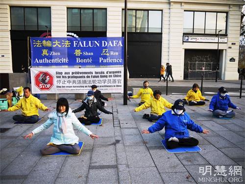 '圖1～2：二零二一年十一月十四日，法輪功學員在巴黎新橋地鐵站舉辦信息日活動。圖為法輪功學員們在展示功法。'