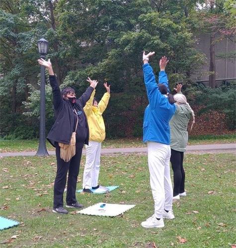 '圖13：一位學功的女士（前排左一）學功法時感覺到有能量，她表示會認真煉下去。'