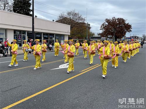 '圖1～3：二零二一年十一月二十一日， 紐約法輪功學員組成的煉功隊伍和腰鼓隊參加了費城東北區第四十四屆的感恩節遊行。'