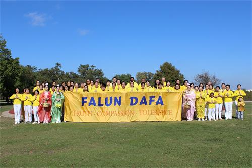 圖：二零二一年十一月二十日，休士頓法輪功學員在亞瑟斯托裏公園（Arthur Storey Park）合照，恭祝慈悲偉大的師尊感恩節快樂。