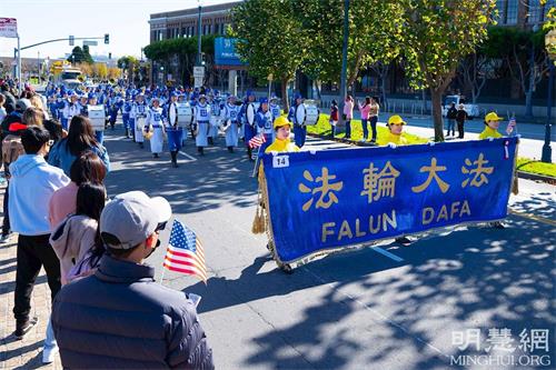 '圖4：法輪功學員參加舊金山第一百屆老兵節遊行'