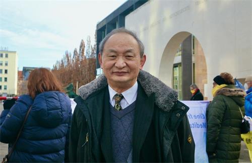 '圖4：全球支持中國和亞洲民主化論壇理事長和曾連任四屆民陣主席的費良勇說：「我們大家只能團結起來，跟中共抗爭，揭露中共迫害法輪功的真相。」'